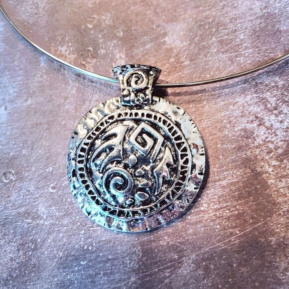 Vintage Y2K Tribal Symbols Silver Textured Round Pendant Wire Choker Necklace - Picture 1 of 14